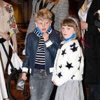 Jacques y Gabriella de Mónaco en una función circense benéfica