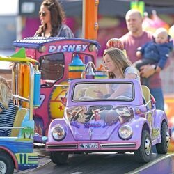 Mike Tindal con sus hijos Mia, Lena y Lucas Tindall en una feria en Norfolk