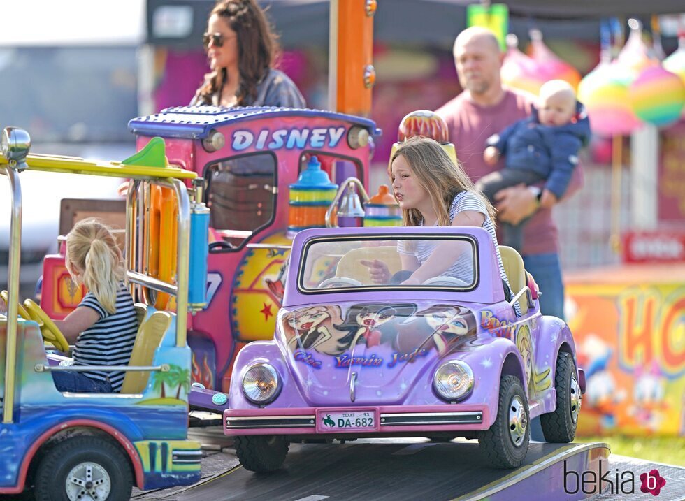 Mike Tindal con sus hijos Mia, Lena y Lucas Tindall en una feria en Norfolk