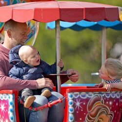 Mike Tindall se divierte con sus hijos Lena y Lucas Tindall en una feria en Norfolk