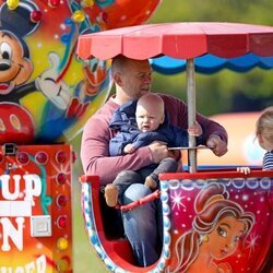Mike Tindall y sus hijos Lena y Lucas Tindall en una feria en Norfolk