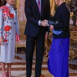 Sandra Barneda saluda a los Reyes Felipe y Letizia en el almuerzo por la entrega del Premio Cervantes 2021