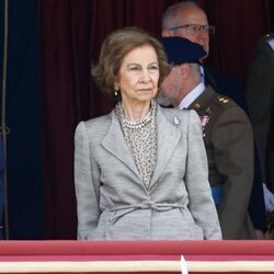 La Reina Sofía durante la jura de bandera de personal civil en el Acuartelamiento de la Guardia Real