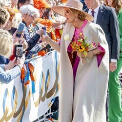 Máxima de Holanda saludando a la ciudadanía en el Día del Rey 2022 en Maastricht