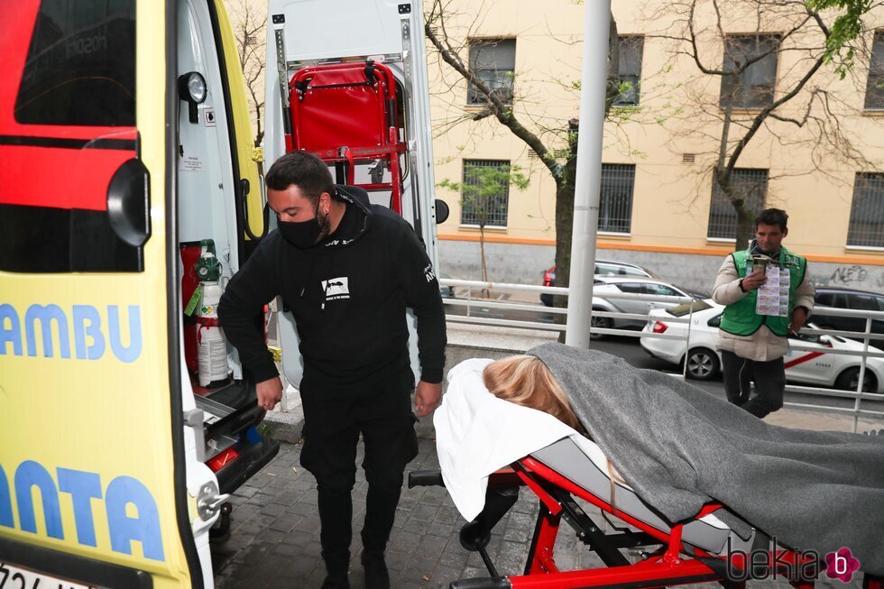 Belén Esteban, bajo una manta antes de ser operada junto a su marido Miguel