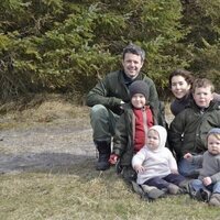 Federico y Mary de Dinamarca con sus hijos Christian, Isabel, Vicente y Josefina cuando eran pequeños en una excursión