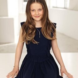 Isabel de Dinamarca posando con un vestido azul