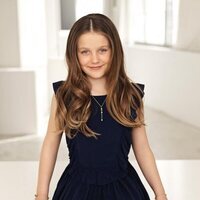 Isabel de Dinamarca posando con un vestido azul