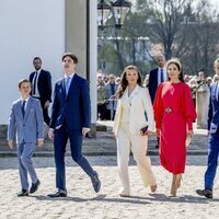 Federico y Mary de Dinamarca con sus hijos a su llegada a la Confirmación de Isabel de Dinamarca
