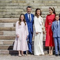 Federico y Mary de Dinamarca con sus cuatro hijos en la Confirmación de Isabel de Dinamarca
