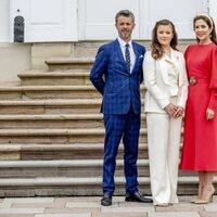 Federico y Mary de Dinamarca con su hija Isabel de Dinamarca en su Confirmación