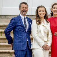 Isabel de Dinamarca con sus padres en su Confirmación