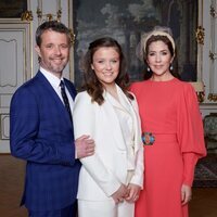 Foto oficial de Isabel de Dinamarca con Federico y Mary de Dinamarca en la Confirmación de Isabel de Dinamarca