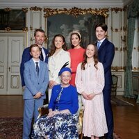Foto oficial de Margarita de Dinamarca, Federico y Mary de Dinamarca y sus hijos en la Confirmación de Isabel de Dinamarca
