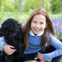 La Princesa Carlota con su perra Orla en un posado por su 7 cumpleaños