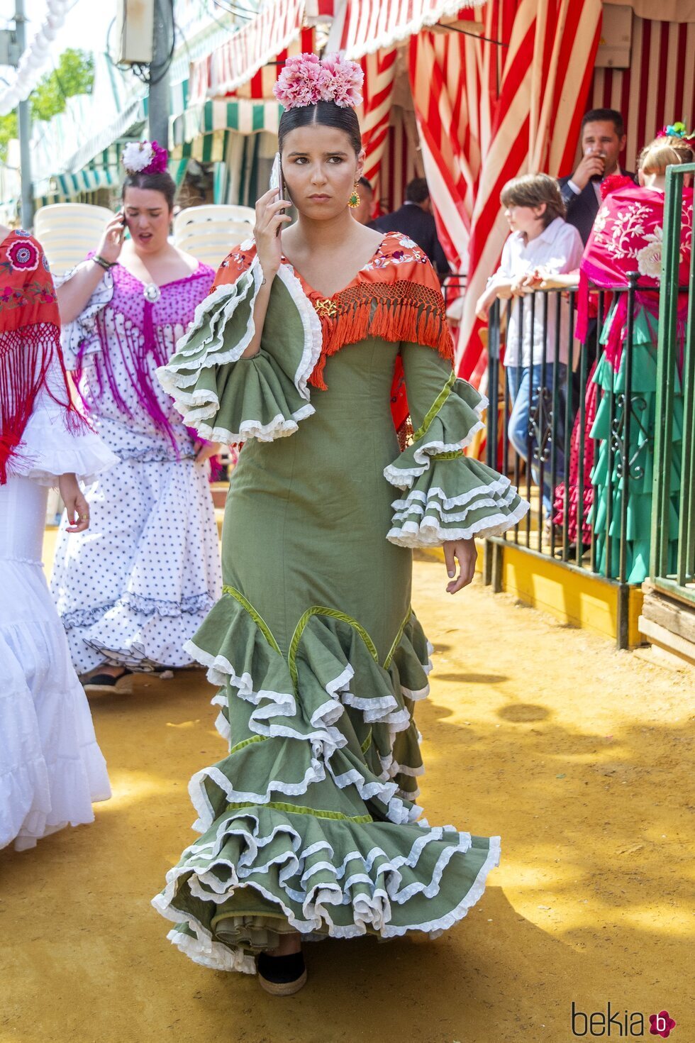 Tana Rivera hablando con gesto serio en la Feria de Abril 2022
