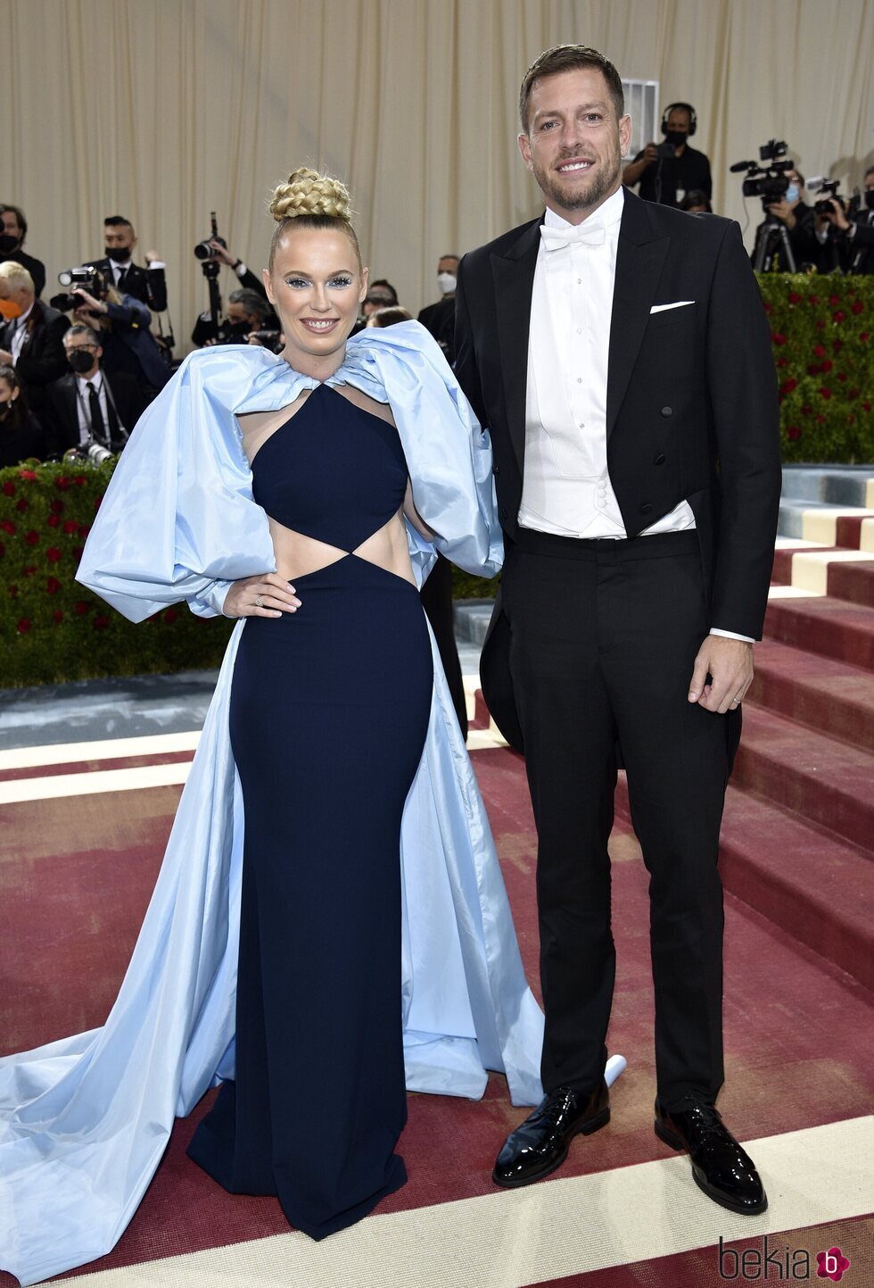 Caroline Wozniacki y David Lee posando en la MET Gala 2022