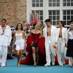 Chanel Terrero y sus bailarines en la alfombra azul de la ceremonia de apertura del Festival de Eurovisión 2022