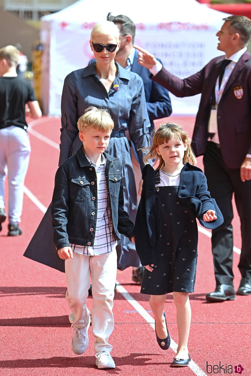 Charlene de Mónaco y sus hijos Jacques y Gabriella de Mónaco en el Torneo Santa Devota de Rugby