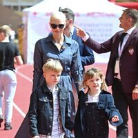 Charlene de Mónaco y sus hijos Jacques y Gabriella de Mónaco en el Torneo Santa Devota de Rugby