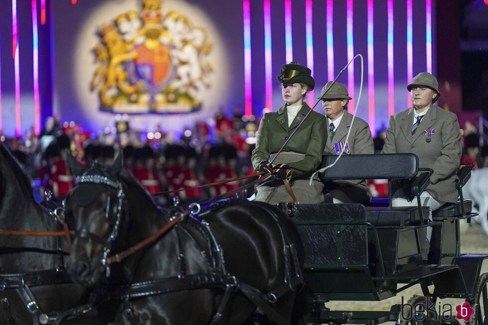 Lady Louise Mountbatten-Windsor llevando un carruaje en 'A Gallop Through History' en The Royal Windsor Horse Show