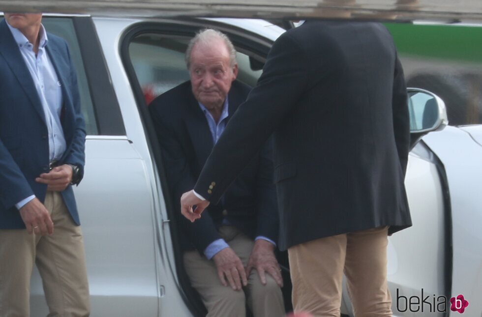El Rey Juan Carlos a su llegada a Vigo en su primera visita desde que reside en Abu Dhabi
