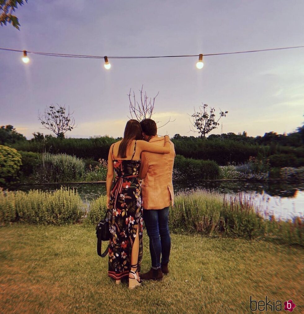 Ana Guerra y Víctor Elías posan de espaldas en la boda de Dani Fernández y Yarea Guillén