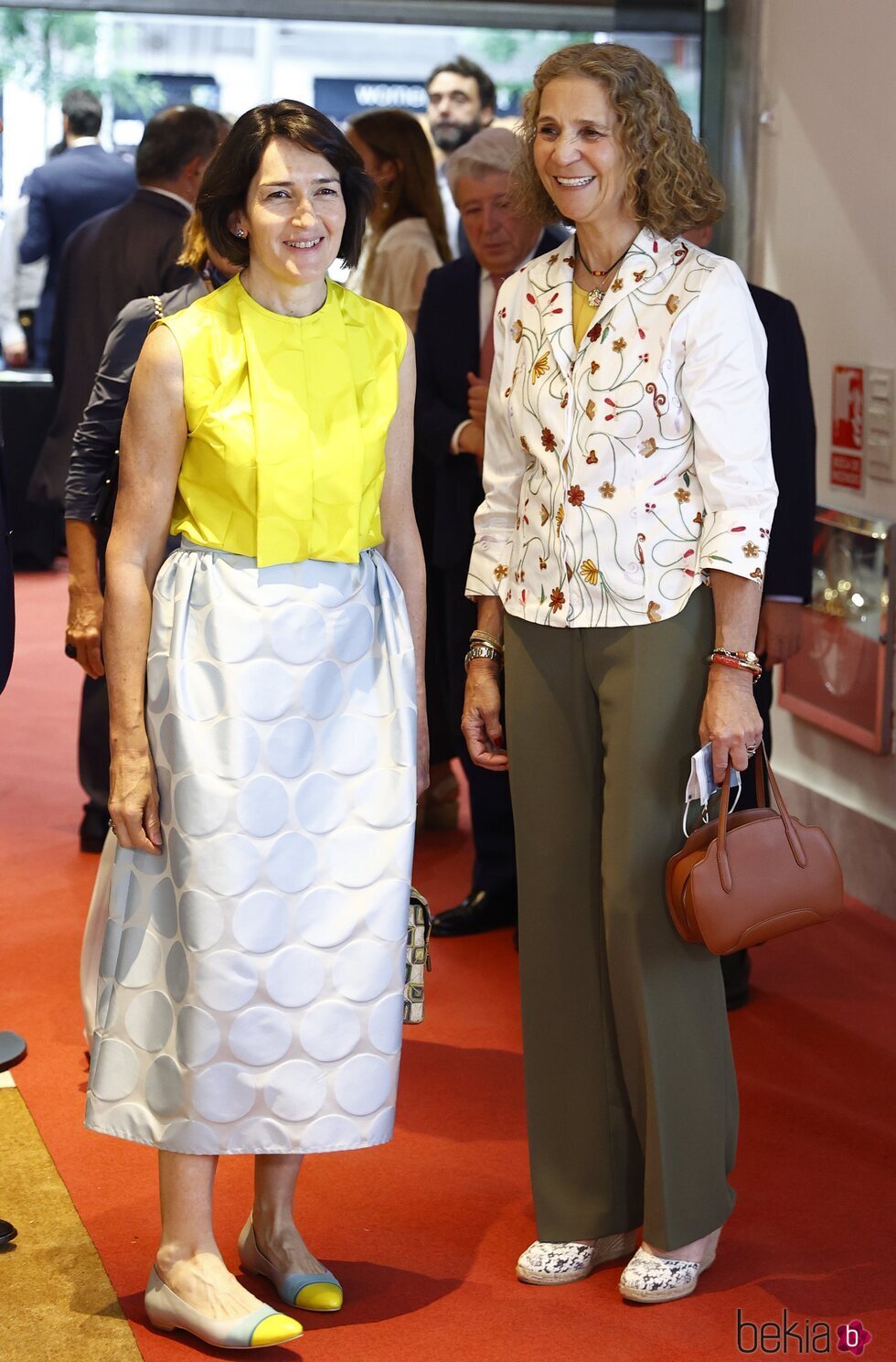 La Infanta Elena muy sonriente con Ángeles González-Sinde en el estreno de 'El Comensal'