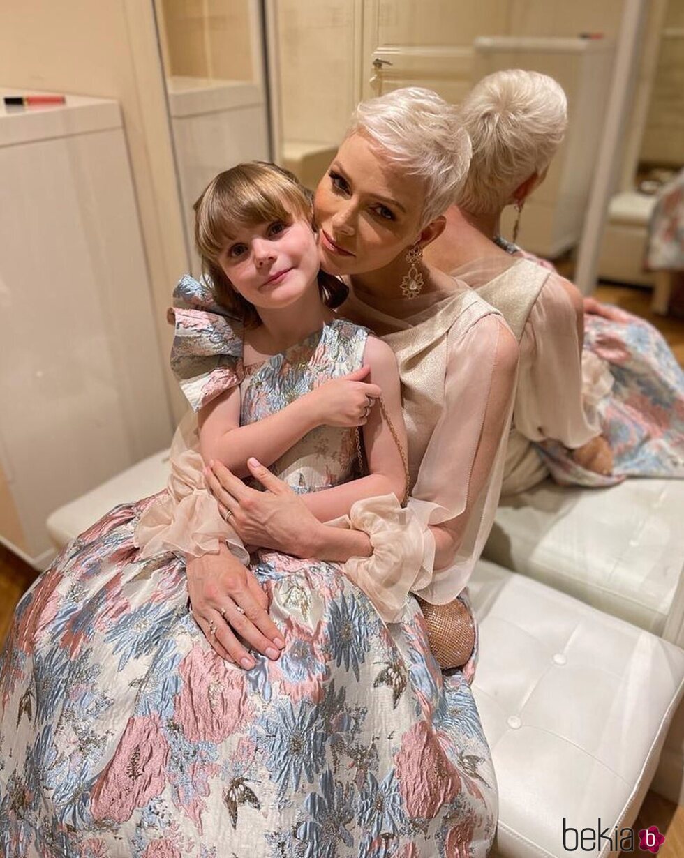 Charlene de Mónaco y su hija Gabriella de Mónaco muy cariñosas antes de ir a los Monte-Carlo Fashion Awards
