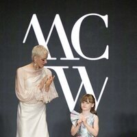 Charlene de Mónaco y Gabriella de Mónaco aplaudiendo en los Monte-Carlo Fashion Awards