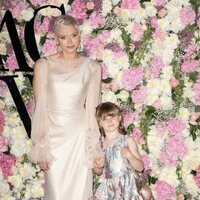 Charlene de Mónaco y Gabriella de Mónaco en los Monte-Carlo Fashion Awards