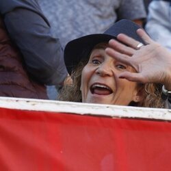 La Infanta Elena saluda divertida en los toros