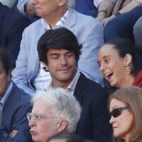 Victoria Federica riéndose en los toros con su amiga Rocío Laffon y un amigo