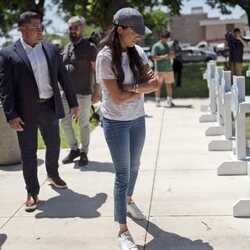 Meghan Markle rinde homenaje a las víctimas del tiroteo de Uvalde
