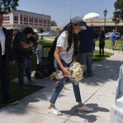Meghan Markle ante el memorial a las víctimas del tiroteo de Uvalde