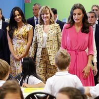 La Reina Letizia con unos niños en la Feria del Libro de Madrid 2022