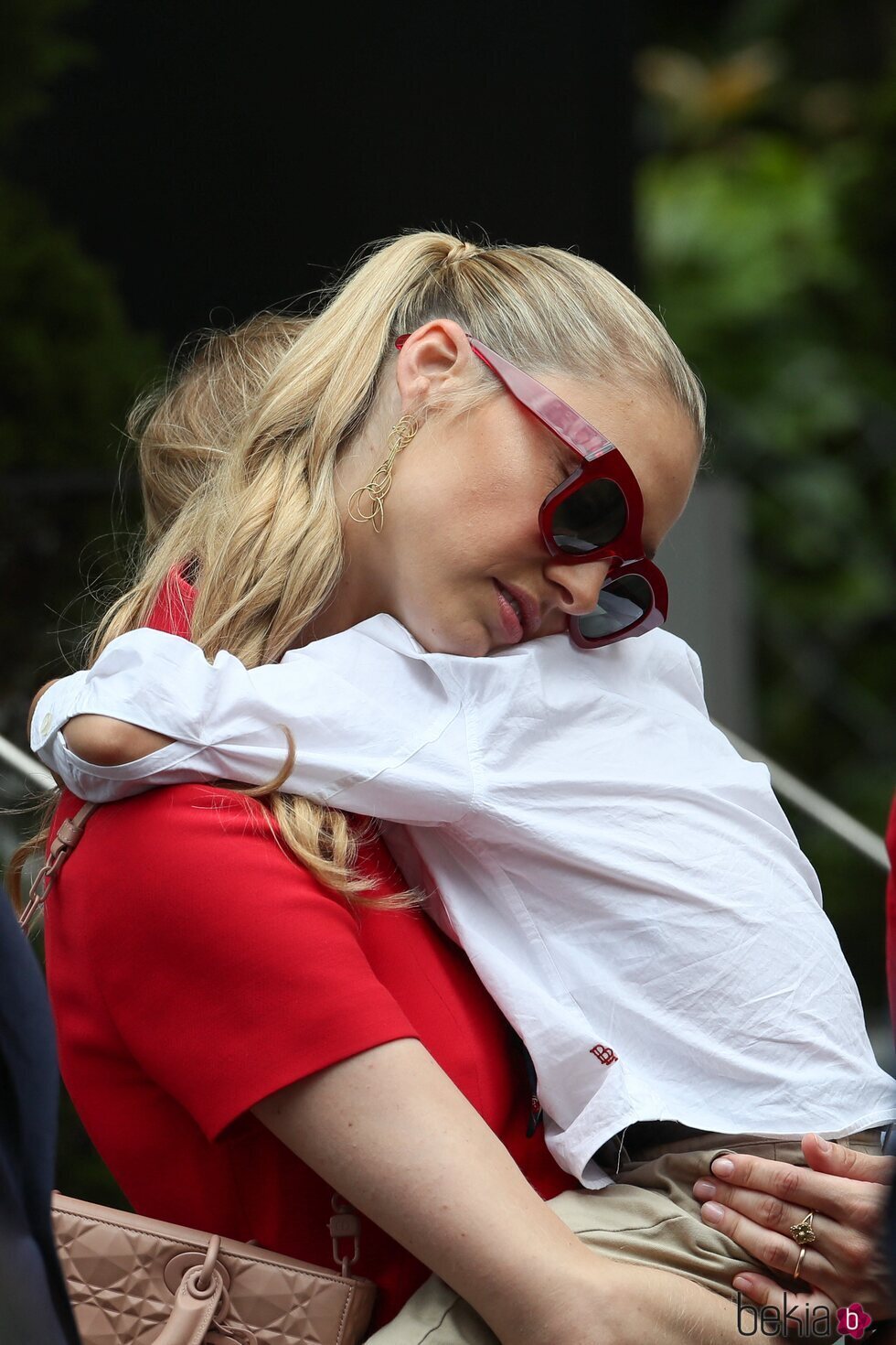 Beatrice Borromeo abraza a su hijo Stefano Casiraghi en el Gran Premio de F1 de Mónaco 2022