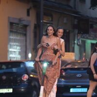 Victoria Federica y Rocío Laffon en un patinete por Madrid