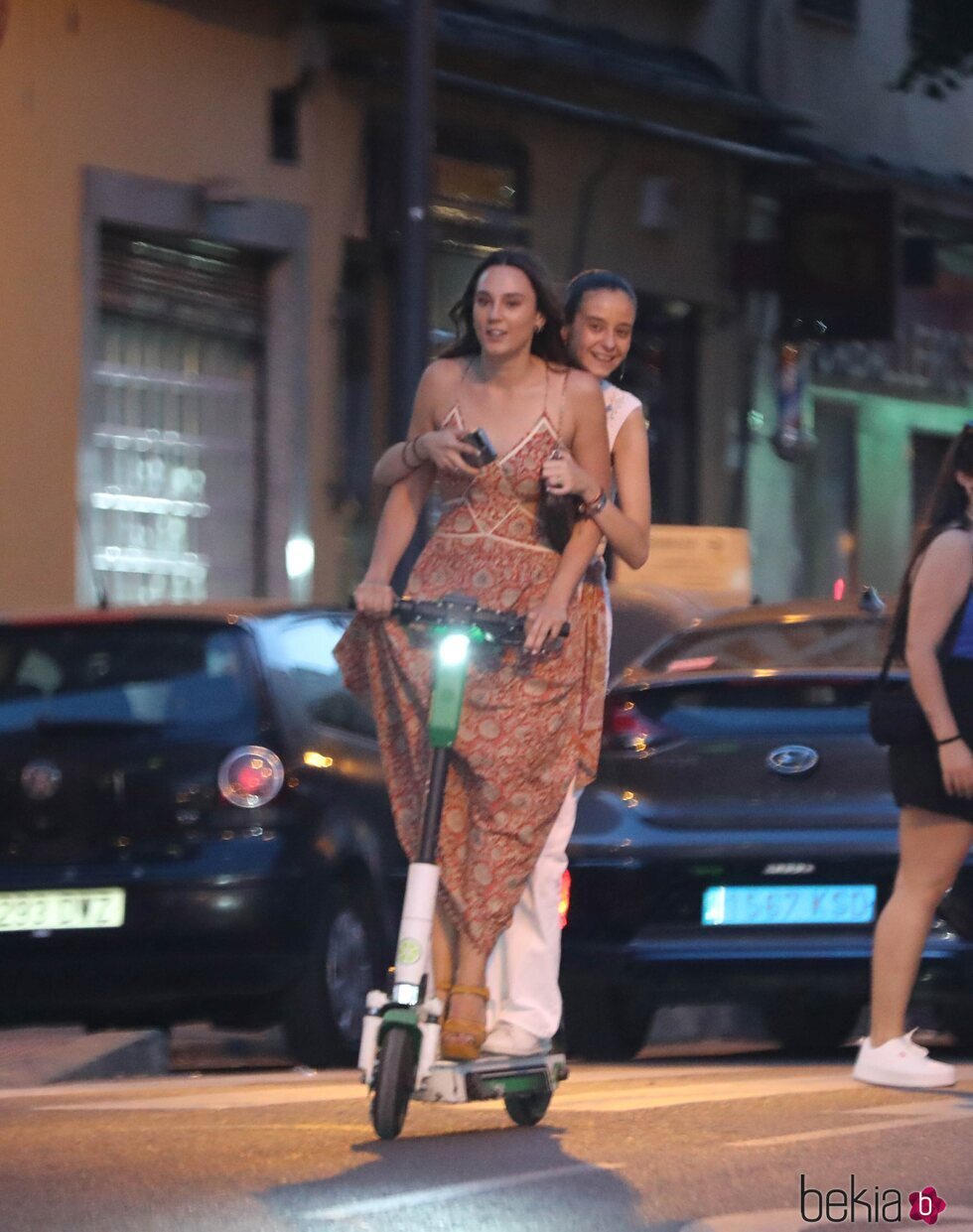 Victoria Federica y Rocío Laffon en un patinete por Madrid