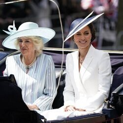 Camilla Parker y Kate Middleton en un carruaje en Trooping the Colour 2022 por el Jubileo de Platino