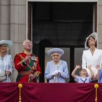 La Familia Real Británica mirando al cielo en Trooping the Colour 2022 por el Jubileo de Platino