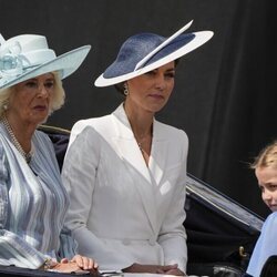 Camilla Parker, Kate Middleton y la Princesa Carlota en un carruaje en Trooping the Colour 2022 por el Jubileo de Platino