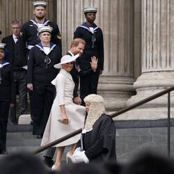 El Príncipe Harry y Meghan Markle entrando al Servicio de Acción de Gracias por el Jubileo de Platino