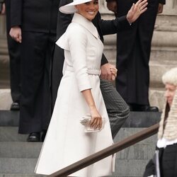 El Príncipe Harry y Meghan Markle sonriendo y saludando en el Servicio de Acción de Gracias por el Jubileo de Platino