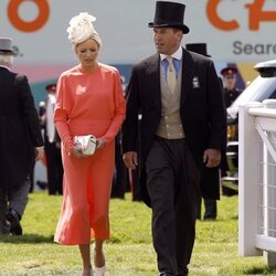 Peter Phillips y Lindsay Wallace en el Derby de Epsom 2022 por el Jubileo de Platino