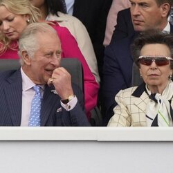 El Príncipe Carlos y la Princesa Ana en el Desfile del Jubileo de Platino