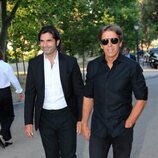 Manuel Díaz 'El Cordobés' y Javier Conde en la capilla ardiente de Concha Spínola