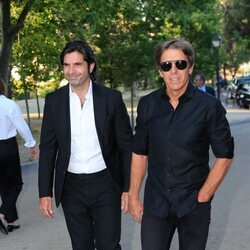 Manuel Díaz 'El Cordobés' y Javier Conde en la capilla ardiente de Concha Spínola