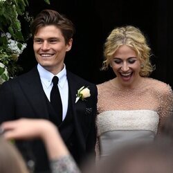 Pixie Lott y Oliver Cheshire saliendo de la catedral tras su boda