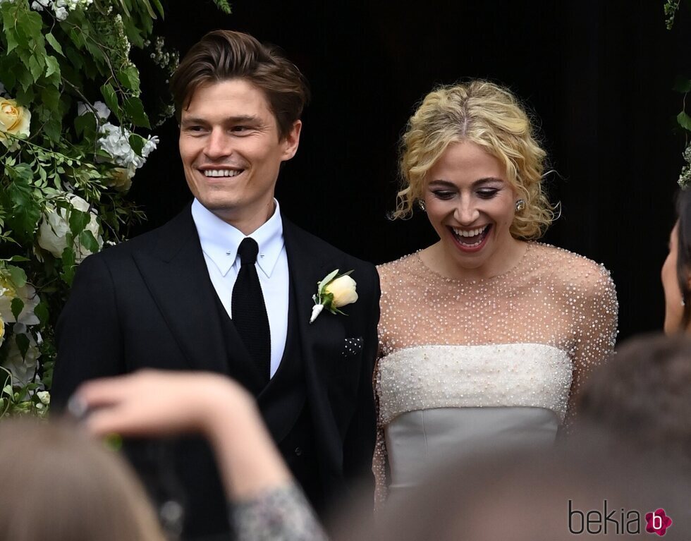 Pixie Lott y Oliver Cheshire saliendo de la catedral tras su boda